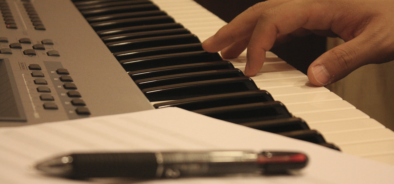 Gros plan des touches au piano avec les mains d'une personne