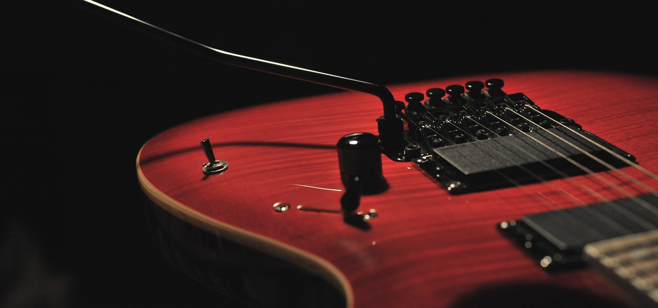 Guitare électrique rouge en gros plan.
